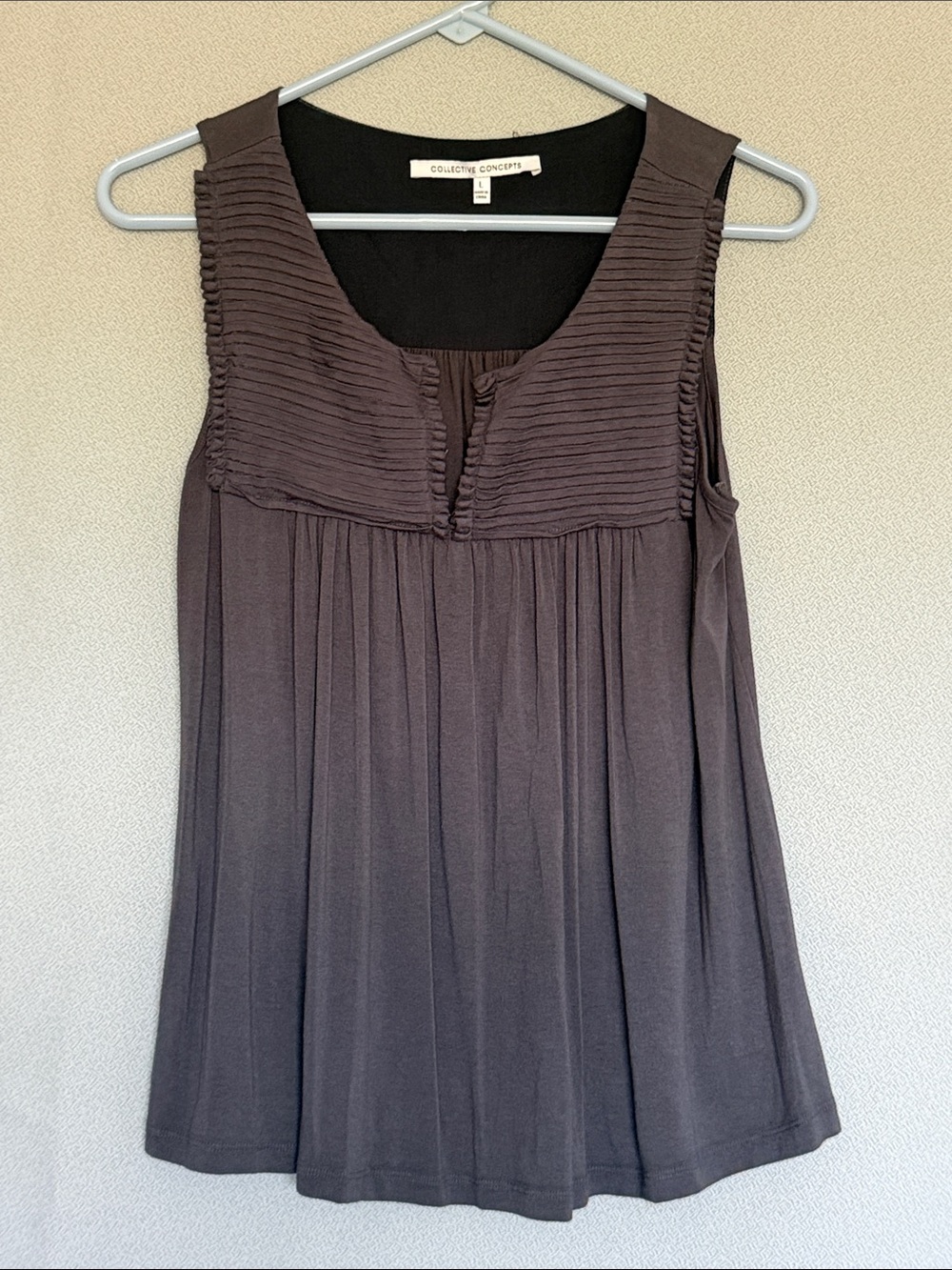 Collective Concepts Dark Brown Pleated Yoke Sleeveless Top - size Large